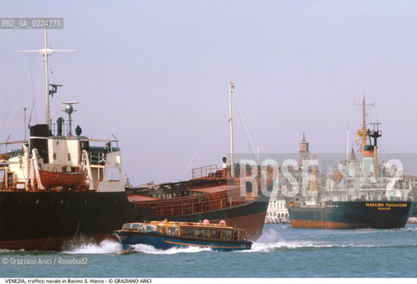 Localizzazione:..VENEZIA..Oggetto:..Soggetto:..NAVI PETROLIERE IN BACINO S. MARCO..Cronologia: ....Definizione Culturale:..   Autore: ..   Stile:..   Editori/Stampatori:..   Committenza:..Materia e Tecnica:..Collocazione:..Note:..BARCHE E CANALI..Riproduzione Fotografica:..Graziano Arici/Rosebud2 .Copyright:..Graziano Arici/Rosebud2 .Data:..1990..Costo:..A..