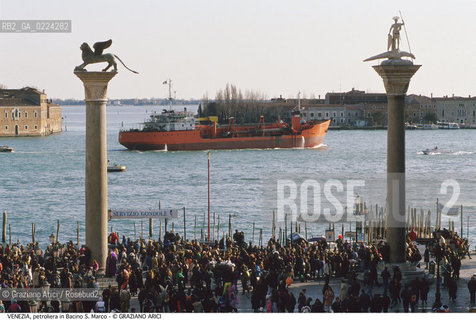 Localizzazione:..VENEZIA..Oggetto:..Soggetto:..NAVE PETROLIERA IN BACINO S. MARCO..Cronologia: ....Definizione Culturale:..   Autore: ..   Stile:..   Editori/Stampatori:..   Committenza:..Materia e Tecnica:..Collocazione:..Note:..BARCHE E CANALI..Riproduzione Fotografica:..Graziano Arici/Rosebud2 .Copyright:..Graziano Arici/Rosebud2 .Data:..1995..Costo:..A..