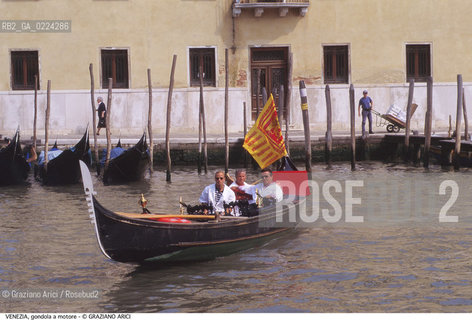 Localizzazione:..VENEZIA..Oggetto:..Soggetto:..GONDOLA A MOTORE..Cronologia: ....Definizione Culturale:..   Autore: ..   Stile:..   Editori/Stampatori:..   Committenza:..Materia e Tecnica:..Collocazione:..Note:..BARCHE E CANALI..Riproduzione Fotografica:..Graziano Arici/Rosebud2 .Copyright:..Graziano Arici/Rosebud2 .Data:..1995..Costo:..A..