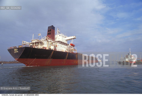 Localizzazione:..VENEZIA / LAGUNA..Oggetto:..Soggetto:..CANALE DEI PETROLI / NAVE PETROLIERA..Cronologia: ....Definizione Culturale:..   Autore: ..   Stile:..   Editori/Stampatori:..   Committenza:..Materia e Tecnica:..Collocazione:..Note:..BARCHE E CANALI..Riproduzione Fotografica:..Graziano Arici/Rosebud2 .Copyright:..Graziano Arici/Rosebud2 .Data:..1995..Costo:..A..