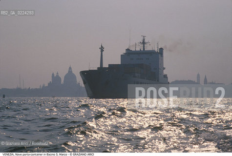 Localizzazione:..VENEZIA..Oggetto:..Soggetto:..NAVE MERCI PORTA CONTAINER IN BACINO S. MARCO..Cronologia: ....Definizione Culturale:..   Autore: ..   Stile:..   Editori/Stampatori:..   Committenza:..Materia e Tecnica:..Collocazione:..Note:..BARCHE E CANALI..Riproduzione Fotografica:..Graziano Arici/Rosebud2 .Copyright:..Graziano Arici/Rosebud2 .Data:..1995..Costo:..A..