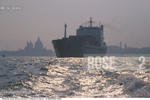 Localizzazione:..VENEZIA..Oggetto:..Soggetto:..NAVE MERCI PORTA CONTAINER IN BACINO S. MARCO..Cronologia: ....Definizione Culturale:..   Autore: ..   Stile:..   Editori/Stampatori:..   Committenza:..Materia e Tecnica:..Collocazione:..Note:..BARCHE E CANALI..Riproduzione Fotografica:..Graziano Arici/Rosebud2 .Copyright:..Graziano Arici/Rosebud2 .Data:..1995..Costo:..A..