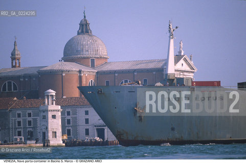 Localizzazione:..VENEZIA..Oggetto:..Soggetto:..NAVE MERCI PORTA CONTAINER A S. GIORGIO..Cronologia: ....Definizione Culturale:..   Autore: ..   Stile:..   Editori/Stampatori:..   Committenza:..Materia e Tecnica:..Collocazione:..Note:..BARCHE E CANALI..Riproduzione Fotografica:..Graziano Arici/Rosebud2 .Copyright:..Graziano Arici/Rosebud2 .Data:..1995..Costo:..A..