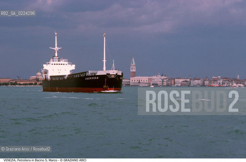 Localizzazione:..VENEZIA..Oggetto:..Soggetto:..PETROLIERA IN BACINO S. MARCO..Cronologia: ....Definizione Culturale:..   Autore: ..   Stile:..   Editori/Stampatori:..   Committenza:..Materia e Tecnica:..Collocazione:..Note:..BARCHE E CANALI..Riproduzione Fotografica:..Graziano Arici/Rosebud2 .Copyright:..Graziano Arici/Rosebud2 .Data:..1995..Costo:..A..