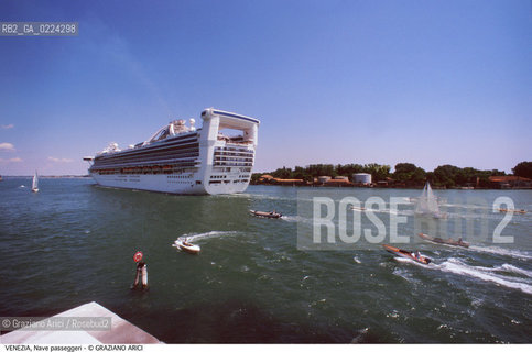Localizzazione:..VENEZIA..Oggetto:..Soggetto:..NAVE PASSEGGERI GRAND PRINCESS..Cronologia: ....Definizione Culturale:..   Autore: ..   Stile:..   Editori/Stampatori:..   Committenza:..Materia e Tecnica:..Collocazione:..Note:..BARCHE E CANALI..Riproduzione Fotografica:..Graziano Arici/Rosebud2 .Copyright:..Graziano Arici/Rosebud2 .Data:..1995..Costo:..A..