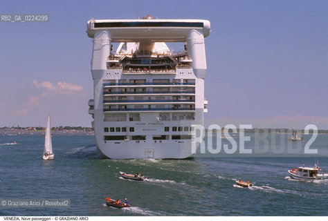 Localizzazione:..VENEZIA..Oggetto:..Soggetto:..NAVE PASSEGGERI GRAND PRINCESS..Cronologia: ....Definizione Culturale:..   Autore: ..   Stile:..   Editori/Stampatori:..   Committenza:..Materia e Tecnica:..Collocazione:..Note:..BARCHE E CANALI..Riproduzione Fotografica:..Graziano Arici/Rosebud2 .Copyright:..Graziano Arici/Rosebud2 .Data:..1995..Costo:..A..