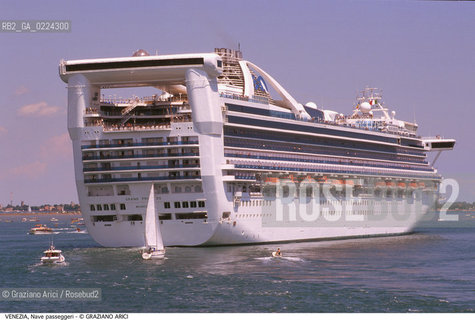 Localizzazione:..VENEZIA..Oggetto:..Soggetto:..NAVE PASSEGGERI GRAND PRINCESS..Cronologia: ....Definizione Culturale:..   Autore: ..   Stile:..   Editori/Stampatori:..   Committenza:..Materia e Tecnica:..Collocazione:..Note:..BARCHE E CANALI..Riproduzione Fotografica:..Graziano Arici/Rosebud2 .Copyright:..Graziano Arici/Rosebud2 .Data:..1995..Costo:..A..