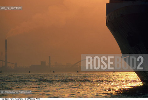 Localizzazione:..VENEZIA..Oggetto:..Soggetto:..PORTO MARGHERA DA S. BASILIO NAVE INDUSTRIE FABBRICHE..Cronologia: ....Definizione Culturale:..   Autore: ..   Stile:..   Editori/Stampatori:..   Committenza:..Materia e Tecnica:..Collocazione:..Note:..BARCHE E CANALI..Riproduzione Fotografica:..Graziano Arici/Rosebud2 .Copyright:..Graziano Arici/Rosebud2 .Data:..1995..Costo:..A..