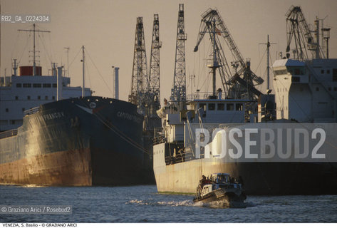 Localizzazione:..VENEZIA / DORSODURO..Oggetto:..Soggetto:..PORTO COMMERCIALE DI S. BASILIO NAVI MERCI..Cronologia: ....Definizione Culturale:..   Autore: ..   Stile:..   Editori/Stampatori:..   Committenza:..Materia e Tecnica:..Collocazione:..Note:..BARCHE E CANALI..Riproduzione Fotografica:..Graziano Arici/Rosebud2 .Copyright:..Graziano Arici/Rosebud2 .Data:..1995..Costo:..A..
