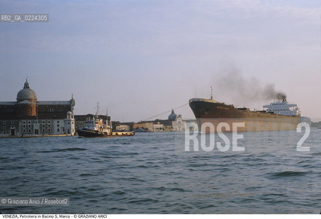 Localizzazione:..VENEZIA..Oggetto:..Soggetto:..NAVE PETROLIERA IN BACINO S. MARCO..Cronologia: ....Definizione Culturale:..   Autore: ..   Stile:..   Editori/Stampatori:..   Committenza:..Materia e Tecnica:..Collocazione:..Note:..BARCHE E CANALI..Riproduzione Fotografica:..Graziano Arici/Rosebud2 .Copyright:..Graziano Arici/Rosebud2 .Data:..1995..Costo:..A..