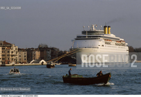 Localizzazione:..VENEZIA / CASTELLO..Oggetto:..Soggetto:..NAVE PASSEGGERI COSTA CLASSICA IN RIVA SETTE MARTIRI..Cronologia: ....Definizione Culturale:..   Autore: ..   Stile:..   Editori/Stampatori:..   Committenza:..Materia e Tecnica:..Collocazione:..Note:..BARCHE E CANALI..Riproduzione Fotografica:..Graziano Arici/Rosebud2 .Copyright:..Graziano Arici/Rosebud2 .Data:..1995..Costo:..A..