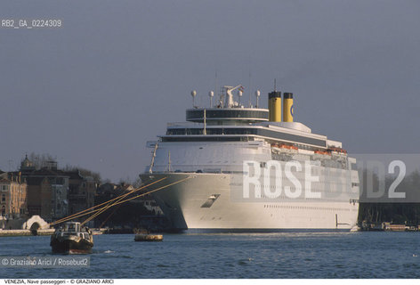 Localizzazione:..VENEZIA / CASTELLO..Oggetto:..Soggetto:..NAVE PASSEGGERI COSTA CLASSICA IN RIVA SETTE MARTIRI..Cronologia: ....Definizione Culturale:..   Autore: ..   Stile:..   Editori/Stampatori:..   Committenza:..Materia e Tecnica:..Collocazione:..Note:..BARCHE E CANALI..Riproduzione Fotografica:..Graziano Arici/Rosebud2 .Copyright:..Graziano Arici/Rosebud2 .Data:..1995..Costo:..A..