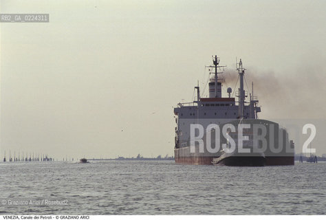 Localizzazione:..VENEZIA / LAGUNA..Oggetto:..Soggetto:..CANALE DEI PETROLI / NAVE PETROLIERA RIMORCHIATORE..Cronologia: ....Definizione Culturale:..   Autore: ..   Stile:..   Editori/Stampatori:..   Committenza:..Materia e Tecnica:..Collocazione:..Note:..BARCHE E CANALI..Riproduzione Fotografica:..Graziano Arici/Rosebud2 .Copyright:..Graziano Arici/Rosebud2 .Data:..1995..Costo:..A..