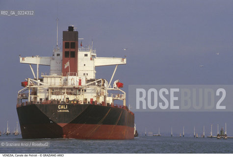 Localizzazione:..VENEZIA / LAGUNA..Oggetto:..Soggetto:..CANALE DEI PETROLI / NAVE PETROLIERA..Cronologia: ....Definizione Culturale:..   Autore: ..   Stile:..   Editori/Stampatori:..   Committenza:..Materia e Tecnica:..Collocazione:..Note:..BARCHE E CANALI..Riproduzione Fotografica:..Graziano Arici/Rosebud2 .Copyright:..Graziano Arici/Rosebud2 .Data:..1995..Costo:..A..