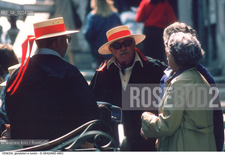 Localizzazione:..VENEZIA..Oggetto:..Soggetto:..GONDOLIERI E TURISTI..Cronologia: ....Definizione Culturale:..   Autore: ..   Stile:..   Editori/Stampatori:..   Committenza:..Materia e Tecnica:..Collocazione:..Note:..BARCHE E CANALI..Riproduzione Fotografica:..Graziano Arici/Rosebud2 .Copyright:..Graziano Arici/Rosebud2 .Data:..1985..Costo:..A..