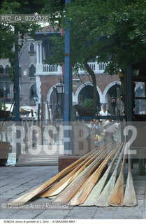 Localizzazione:..VENEZIA / CANNAREGIO..Oggetto:..Soggetto:..STAZIO DI GONDOLE A S. SOFIA / REMI..Cronologia: ....Definizione Culturale:..   Autore: ..   Stile:..   Editori/Stampatori:..   Committenza:..Materia e Tecnica:..Collocazione:..Note:..BARCHE E CANALI..Riproduzione Fotografica:..Graziano Arici/Rosebud2 .Copyright:..Graziano Arici/Rosebud2 .Data:..1990..Costo:..A..