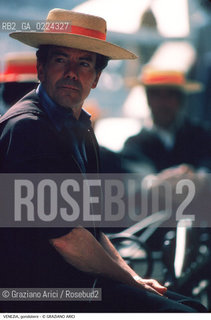 Localizzazione:..VENEZIA..Oggetto:..Soggetto:..GONDOLIERE..Cronologia: ....Definizione Culturale:..   Autore: ..   Stile:..   Editori/Stampatori:..   Committenza:..Materia e Tecnica:..Collocazione:..Note:..BARCHE E CANALI..Riproduzione Fotografica:..Graziano Arici/Rosebud2 .Copyright:..Graziano Arici/Rosebud2 .Data:..1995..Costo:..A..