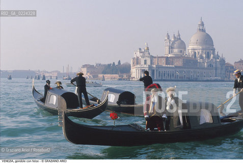 Localizzazione:..VENEZIA..Oggetto:..Soggetto:..GONDOLA CON FELZE IN BACINO S. MARCO SALUTE / MASCHERE CARNEVALE..Cronologia: ....Definizione Culturale:..   Autore: ..   Stile:..   Editori/Stampatori:..   Committenza:..Materia e Tecnica:..Collocazione:..Note:..BARCHE E CANALI..Riproduzione Fotografica:..Graziano Arici/Rosebud2 .Copyright:..Graziano Arici/Rosebud2 .Data:..1990..Costo:..A..