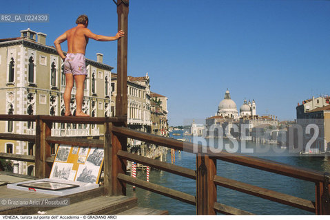 Localizzazione:..VENEZIA / DORSODURO ..Oggetto:..Soggetto:..TURISTA IN COSTUME DA BAGNO SUL PONTE DELL ACCADEMIA / SALUTE CANAL GRANDE..Cronologia: ....Definizione Culturale:..   Autore: ..   Stile:..   Editori/Stampatori:..   Committenza:..Materia e Tecnica:..Collocazione:..Note:..BARCHE E CANALI..Riproduzione Fotografica:..Graziano Arici/Rosebud2 .Copyright:..Graziano Arici/Rosebud2 .Data:..1995..Costo:..A..