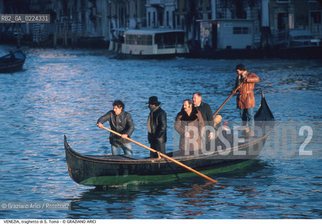 Localizzazione:..VENEZIA ..Oggetto:..Soggetto:..TRAGHETTO S. TOMA S. ANGELO GONDOLA CANAL GRANDE..Cronologia: ....Definizione Culturale:..   Autore: ..   Stile:..   Editori/Stampatori:..   Committenza:..Materia e Tecnica:..Collocazione:..Note:..BARCHE E CANALI..Riproduzione Fotografica:..Graziano Arici/Rosebud2 .Copyright:..Graziano Arici/Rosebud2 .Data:..1985..Costo:..A..