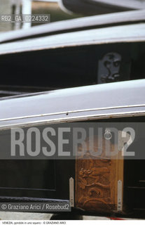 Localizzazione:..VENEZIA..Oggetto:..Soggetto:..GONDOLE IN UNO SQUERO..Cronologia: ....Definizione Culturale:..   Autore: ..   Stile:..   Editori/Stampatori:..   Committenza:..Materia e Tecnica:..Collocazione:..Note:..BARCHE E CANALI..Riproduzione Fotografica:..Graziano Arici/Rosebud2 .Copyright:..Graziano Arici/Rosebud2 .Data:..1995..Costo:..A..