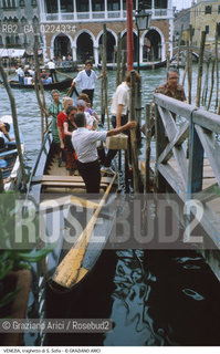 Localizzazione:..VENEZIA ..Oggetto:..Soggetto:..TRAGHETTO PESCHERIA S. SOFIA GONDOLA CANAL GRANDE..Cronologia: ....Definizione Culturale:..   Autore: ..   Stile:..   Editori/Stampatori:..   Committenza:..Materia e Tecnica:..Collocazione:..Note:..BARCHE E CANALI..Riproduzione Fotografica:..Graziano Arici/Rosebud2 .Copyright:..Graziano Arici/Rosebud2 .Data:..1990..Costo:..A..