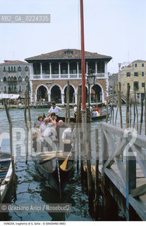 Localizzazione:..VENEZIA ..Oggetto:..Soggetto:..TRAGHETTO PESCHERIA S. SOFIA GONDOLA CANAL GRANDE..Cronologia: ....Definizione Culturale:..   Autore: ..   Stile:..   Editori/Stampatori:..   Committenza:..Materia e Tecnica:..Collocazione:..Note:..BARCHE E CANALI..Riproduzione Fotografica:..Graziano Arici/Rosebud2 .Copyright:..Graziano Arici/Rosebud2 .Data:..1990..Costo:..A..