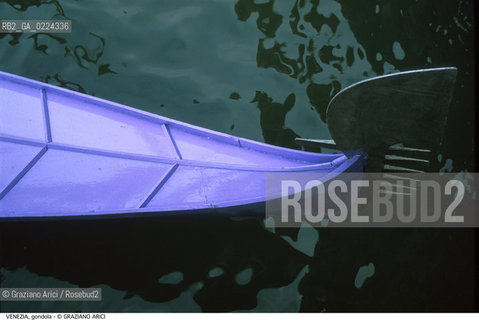 Localizzazione:..VENEZIA..Oggetto:..Soggetto:..GONDOLA FERRO..Cronologia: ....Definizione Culturale:..   Autore: ..   Stile:..   Editori/Stampatori:..   Committenza:..Materia e Tecnica:..Collocazione:..Note:..BARCHE E CANALI..Riproduzione Fotografica:..Graziano Arici/Rosebud2 .Copyright:..Graziano Arici/Rosebud2 .Data:..1995..Costo:..A..