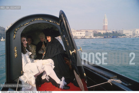 Localizzazione:..VENEZIA..Oggetto:..Soggetto:..GONDOLA CON FELZE IN BACINO S. MARCO / MASCHERE CARNEVALE..Cronologia: ....Definizione Culturale:..   Autore: ..   Stile:..   Editori/Stampatori:..   Committenza:..Materia e Tecnica:..Collocazione:..Note:..BARCHE E CANALI..Riproduzione Fotografica:..Graziano Arici/Rosebud2 .Copyright:..Graziano Arici/Rosebud2 .Data:..1990..Costo:..A..