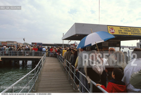 Localizzazione:..VENEZIA / S. MARCO..Oggetto:..Soggetto:..TURISTI IN UN PONTILE DI VAPORETTO ACTV / TURISMO CODA..Cronologia: ....Definizione Culturale:..   Autore: ..   Stile:..   Editori/Stampatori:..   Committenza:..Materia e Tecnica:..Collocazione:..Note:..BARCHE E CANALI..Riproduzione Fotografica:..Graziano Arici/Rosebud2 .Copyright:..Graziano Arici/Rosebud2 .Data:..1995..Costo:..A..