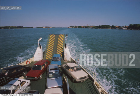 Localizzazione:..VENEZIA..Oggetto:..Soggetto:..FERRY-BOAT TRASPORTO AUTOMOBILI LAGUNA LIDO..Cronologia: ....Definizione Culturale:..   Autore: ..   Stile:..   Editori/Stampatori:..   Committenza:..Materia e Tecnica:..Collocazione:..Note:..BARCHE E CANALI..Riproduzione Fotografica:..Graziano Arici/Rosebud2 .Copyright:..Graziano Arici/Rosebud2 .Data:..1995..Costo:..A..