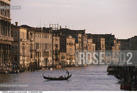 Localizzazione:..VENEZIA..Oggetto:..Soggetto:..GONDOLA IN CANAL GRANDE..Cronologia: ....Definizione Culturale:..   Autore: ..   Stile:..   Editori/Stampatori:..   Committenza:..Materia e Tecnica:..Collocazione:..Note:..BARCHE E CANALI..Riproduzione Fotografica:..Graziano Arici/Rosebud2 .Copyright:..Graziano Arici/Rosebud2 .Data:..1995..Costo:..A..