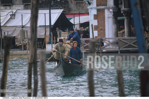 Localizzazione:..VENEZIA ..Oggetto:..Soggetto:..TRAGHETTO PESCHERIA S. SOFIA GONDOLA..Cronologia: ....Definizione Culturale:..   Autore: ..   Stile:..   Editori/Stampatori:..   Committenza:..Materia e Tecnica:..Collocazione:..Note:..BARCHE E CANALI..Riproduzione Fotografica:..Graziano Arici/Rosebud2 .Copyright:..Graziano Arici/Rosebud2 .Data:..1995..Costo:..A..