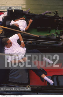 Localizzazione:..VENEZIA / S. MARCO..Oggetto:..Soggetto:..GONDOLIERI IN RIPOSO..Cronologia: ....Definizione Culturale:..   Autore: ..   Stile:..   Editori/Stampatori:..   Committenza:..Materia e Tecnica:..Collocazione:..Note:..BARCHE E CANALI..Riproduzione Fotografica:..Graziano Arici/Rosebud2 .Copyright:..Graziano Arici/Rosebud2 .Data:..1995..Costo:..A..