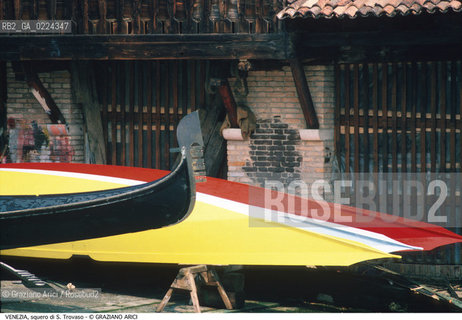 Localizzazione:..VENEZIA / DORSODURO..Oggetto:..Soggetto:..SQUERO DI S. TROVASO / GONDOLE..Cronologia: ....Definizione Culturale:..   Autore: ..   Stile:..   Editori/Stampatori:..   Committenza:..Materia e Tecnica:..Collocazione:..Note:..BARCHE E CANALI..Riproduzione Fotografica:..Graziano Arici/Rosebud2 .Copyright:..Graziano Arici/Rosebud2 .Data:..1995..Costo:..A..