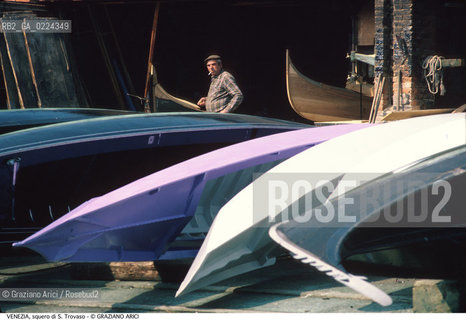 Localizzazione:..VENEZIA / DORSODURO..Oggetto:..Soggetto:..SQUERO DI S. TROVASO / GONDOLE..Cronologia: ....Definizione Culturale:..   Autore: ..   Stile:..   Editori/Stampatori:..   Committenza:..Materia e Tecnica:..Collocazione:..Note:..BARCHE E CANALI..Riproduzione Fotografica:..Graziano Arici/Rosebud2 .Copyright:..Graziano Arici/Rosebud2 .Data:..1995..Costo:..A..