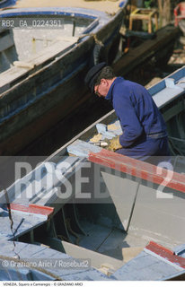 Localizzazione:..VENEZIA / CANNAREGIO..Oggetto:..Soggetto:..SQUERO LAVORO..Cronologia: ....Definizione Culturale:..   Autore: ..   Stile:..   Editori/Stampatori:..   Committenza:..Materia e Tecnica:..Collocazione:..Note:..BARCHE E CANALI..Riproduzione Fotografica:..Graziano Arici/Rosebud2 .Copyright:..Graziano Arici/Rosebud2 .Data:..1995..Costo:..A..
