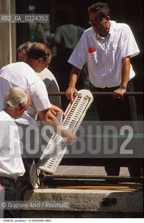 Localizzazione:..VENEZIA / S. MARCO..Oggetto:..Soggetto:..GONDOLIERI TABELLA..Cronologia: ....Definizione Culturale:..   Autore: ..   Stile:..   Editori/Stampatori:..   Committenza:..Materia e Tecnica:..Collocazione:..Note:..BARCHE E CANALI..Riproduzione Fotografica:..Graziano Arici/Rosebud2 .Copyright:..Graziano Arici/Rosebud2 .Data:..1995..Costo:..A..