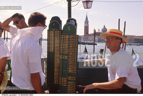 Localizzazione:..VENEZIA / S. MARCO..Oggetto:..Soggetto:..GONDOLIERI ALLO STAZIO DEL MOLO / TABELLA ..Cronologia: ....Definizione Culturale:..   Autore: ..   Stile:..   Editori/Stampatori:..   Committenza:..Materia e Tecnica:..Collocazione:..Note:..BARCHE E CANALI..Riproduzione Fotografica:..Graziano Arici/Rosebud2 .Copyright:..Graziano Arici/Rosebud2 .Data:..1995..Costo:..A..