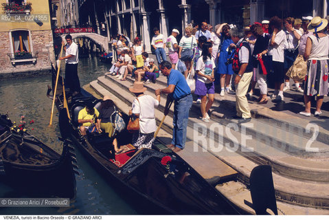 Localizzazione:..VENEZIA / S. MARCO ..Oggetto:..Soggetto:..TURISTI E GONDOLE IN BACINO ORSEOLO..Cronologia: ....Definizione Culturale:..   Autore: ..   Stile:..   Editori/Stampatori:..   Committenza:..Materia e Tecnica:..Collocazione:..Note:..BARCHE E CANALI..Riproduzione Fotografica:..Graziano Arici/Rosebud2 .Copyright:..Graziano Arici/Rosebud2 .Data:..1995..Costo:..A..