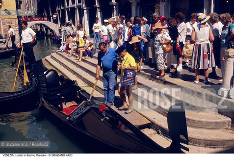 Localizzazione:..VENEZIA / S. MARCO ..Oggetto:..Soggetto:..TURISTI E GONDOLE IN BACINO ORSEOLO..Cronologia: ....Definizione Culturale:..   Autore: ..   Stile:..   Editori/Stampatori:..   Committenza:..Materia e Tecnica:..Collocazione:..Note:..BARCHE E CANALI..Riproduzione Fotografica:..Graziano Arici/Rosebud2 .Copyright:..Graziano Arici/Rosebud2 .Data:..1995..Costo:..A..
