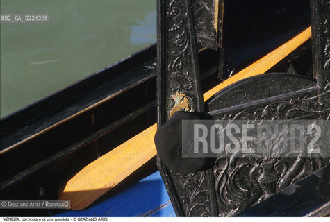 Localizzazione:..VENEZIA..Oggetto:..Soggetto:..PARTICOLARE DI UNA GONDOLA / CAPPELLO REMO..Cronologia: ....Definizione Culturale:..   Autore: ..   Stile:..   Editori/Stampatori:..   Committenza:..Materia e Tecnica:..Collocazione:..Note:..BARCHE E CANALI..Riproduzione Fotografica:..Graziano Arici/Rosebud2 .Copyright:..Graziano Arici/Rosebud2 .Data:..1995..Costo:..A..