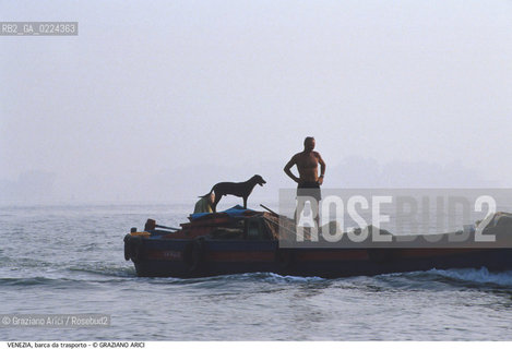 Localizzazione:..VENEZIA..Oggetto:..Soggetto:..BARCA DA TRASPORTO LAGUNA CANE..Cronologia: ....Definizione Culturale:..   Autore: ..   Stile:..   Editori/Stampatori:..   Committenza:..Materia e Tecnica:..Collocazione:..Note:..BARCHE E CANALI..Riproduzione Fotografica:..Graziano Arici/Rosebud2 .Copyright:..Graziano Arici/Rosebud2 .Data:..1995..Costo:..A..