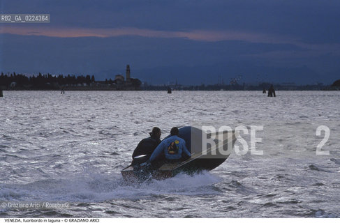 Localizzazione:..VENEZIA..Oggetto:..Soggetto:..MOTOSCAFO FUORIBORDO IN LAGUNA..Cronologia: ....Definizione Culturale:..   Autore: ..   Stile:..   Editori/Stampatori:..   Committenza:..Materia e Tecnica:..Collocazione:..Note:..BARCHE E CANALI..Riproduzione Fotografica:..Graziano Arici/Rosebud2 .Copyright:..Graziano Arici/Rosebud2 .Data:..1995..Costo:..A..