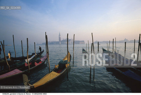 Localizzazione:..VENEZIA / S. MARCO..Oggetto:..Soggetto:..GONDOLE IN BACINO S. MARCO TRAMONTO S. GIORGIO MAGGIORE..Cronologia: ....Definizione Culturale:..   Autore: ..   Stile:..   Editori/Stampatori:..   Committenza:..Materia e Tecnica:..Collocazione:..Note:..BARCHE E CANALI..Riproduzione Fotografica:..Graziano Arici/Rosebud2 .Copyright:..Graziano Arici/Rosebud2 .Data:..1995..Costo:..A..
