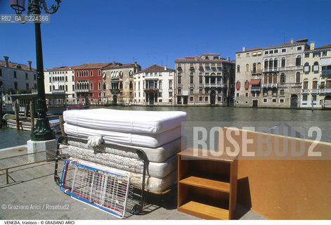 Localizzazione:..VENEZIA..Oggetto:..Soggetto:..TRASLOCO MATERASSI..Cronologia: ....Definizione Culturale:..   Autore: ..   Stile:..   Editori/Stampatori:..   Committenza:..Materia e Tecnica:..Collocazione:..Note:..BARCHE E CANALI..Riproduzione Fotografica:..Graziano Arici/Rosebud2 .Copyright:..Graziano Arici/Rosebud2 .Data:..1995..Costo:..A..