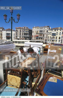 Localizzazione:..VENEZIA..Oggetto:..Soggetto:..TRASLOCO..Cronologia: ....Definizione Culturale:..   Autore: ..   Stile:..   Editori/Stampatori:..   Committenza:..Materia e Tecnica:..Collocazione:..Note:..BARCHE E CANALI..Riproduzione Fotografica:..Graziano Arici/Rosebud2 .Copyright:..Graziano Arici/Rosebud2 .Data:..1995..Costo:..A..