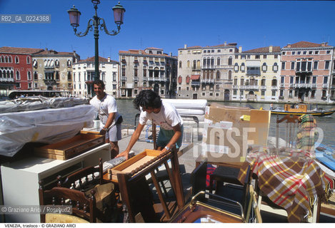 Localizzazione:..VENEZIA..Oggetto:..Soggetto:..TRASLOCO..Cronologia: ....Definizione Culturale:..   Autore: ..   Stile:..   Editori/Stampatori:..   Committenza:..Materia e Tecnica:..Collocazione:..Note:..BARCHE E CANALI..Riproduzione Fotografica:..Graziano Arici/Rosebud2 .Copyright:..Graziano Arici/Rosebud2 .Data:..1995..Costo:..A..