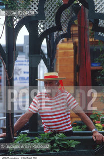 Localizzazione:..VENEZIA..Oggetto:..Soggetto:..GONDOLIERE ..Cronologia: ....Definizione Culturale:..   Autore: ..   Stile:..   Editori/Stampatori:..   Committenza:..Materia e Tecnica:..Collocazione:..Note:..BARCHE E CANALI..Riproduzione Fotografica:..Graziano Arici/Rosebud2 .Copyright:..Graziano Arici/Rosebud2 .Data:..1995..Costo:..A..