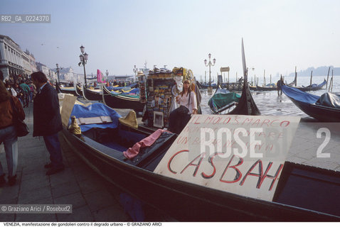 Localizzazione:..VENEZIA / S. MARCO..Oggetto:..Soggetto:..MANIFESTAZIONE DI PROTESTA DEI GONDOLIERI CONTRO IL DEGRADO / GONDOLE MOLO..Cronologia: ....Definizione Culturale:..   Autore: ..   Stile:..   Editori/Stampatori:..   Committenza:..Materia e Tecnica:..Collocazione:..Note:..BARCHE E CANALI..Riproduzione Fotografica:..Graziano Arici/Rosebud2 .Copyright:..Graziano Arici/Rosebud2 .Data:..1995..Costo:..A..